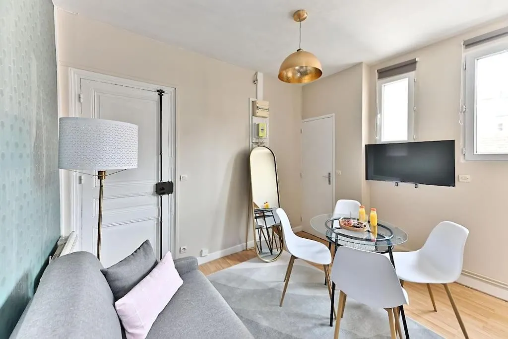 Apartament Avec Mezzanine Au Centre De Paryż
