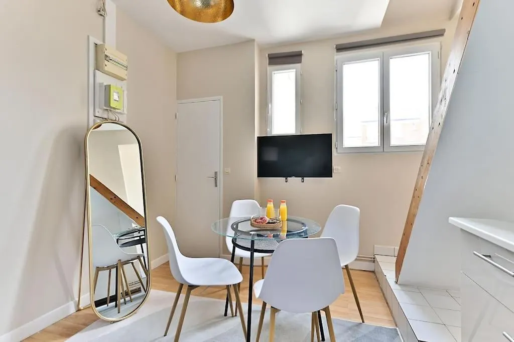 Apartment Avec Mezzanine Au Centre De Paris